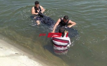 بالصورة لحظة انتشال جثة شاب غرق أثناء السباحة فى مياه ترعة السلام بدمياط