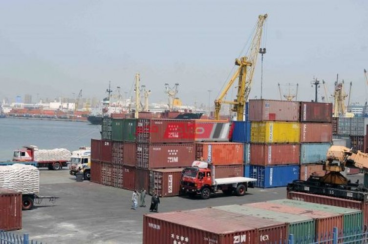 مجلس الوزراء ينفي تلوث ميناء الإسكندرية بسبب تسرب بقع زيت