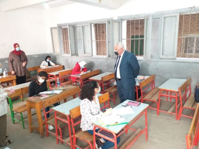 طلاب الشهادة الإعدادية يؤدون امتحان الجبر في محافظة الإسكندرية