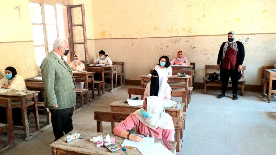 طلاب الشهادة الإعدادية يؤدون امتحان الهندسة اليوم دون شكوي من الأسئلة في الإسكندرية