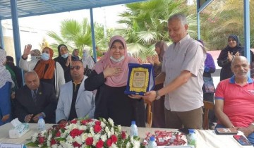 يوم الوفاء.. تكريم مديرة مدرسة بنت الشاطئ الإعدادية بنات بدمياط لبلوغها سن المعاش