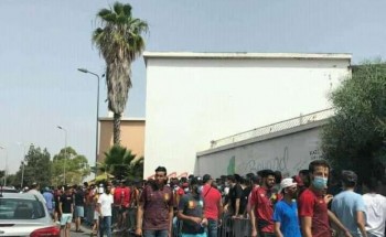 توافد جماهيري مُكثف أمام بوابات رادس في تونس