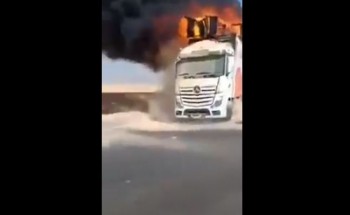 بالفيديو خسائر بالملايين في حريق سيارة نقل من دمياط علي طريق الصعيد