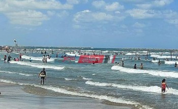 إقبال كثيف على شواطئ رأس البر في دمياط وحملات مكبرة لمتابعة الإجراءات الاحترازية