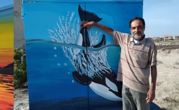 “رايح أجيب الحوت من ديله” فنان دمياطي يحول أكشاك الكهرباء المتهالكة الى لوحات فنية