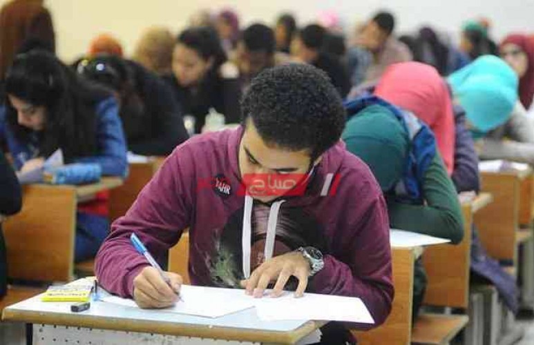 طلاب الثانوية العامة الشعبة الأدبية ينتهون من أداء امتحان الجغرافيا في الإسكندرية