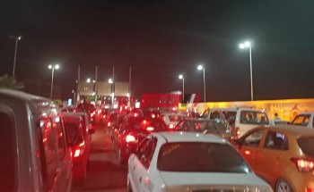 “أجواء مرحة” إقبال كثيف من المواطنين وتكدس السيارات على بوابة رأس البر