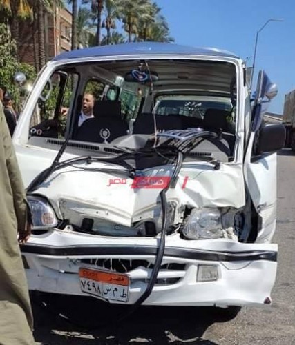 إصابة شخص في حادث تصادم سيارة ميكروباص مع اخرى نقل على طريق رأس البر