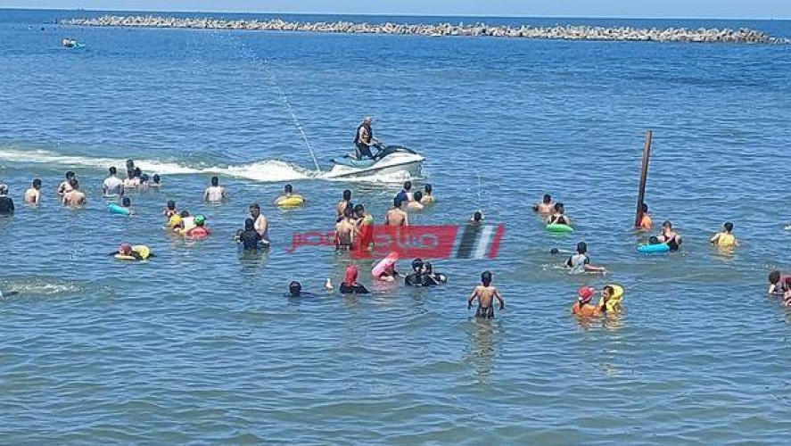 انقاذ 4 شباب من الغرق بينهم حالة خطيرة بأحد شواطئ مدينة رأس البر