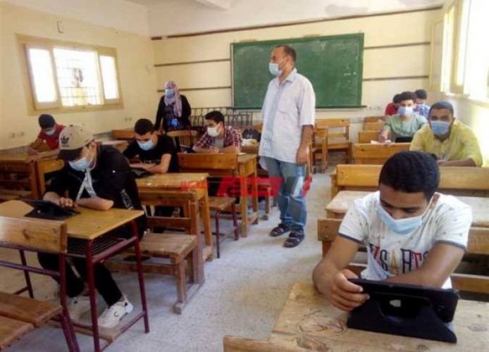 محافظ الإسكندرية يتفقد لجان امتحانات الثانوية العامة 2021 ويتابع تطبيق الإجراءات الاحترازية