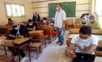 محافظ الإسكندرية يتفقد لجان امتحانات الثانوية العامة 2021 ويتابع تطبيق الإجراءات الاحترازية