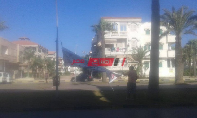 بالصور مجلس مدينة رأس البر بدمياط يزيل لافتة “كريم بيحب فاتن”