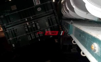 بالصور إنقلاب حاوية من أعلى سيارة نقل على اخرى على طريق دمياط الجديدة دون وقوع اصابات