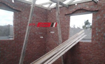 التصدي لاعمال بناء سقف مخالف بدون ترخيص في دمياط