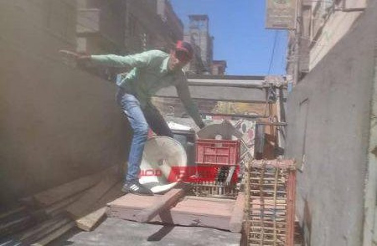 مصادرة مكبرات صوت الباعة الجائلين في حمله لرفع الاشغالات حول المدارس بدمياط