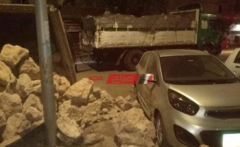 بالصو انقلاب سيارة نقل محملة بالصخور على جانب طريق دمياط – عربة اللحم دون خسائر