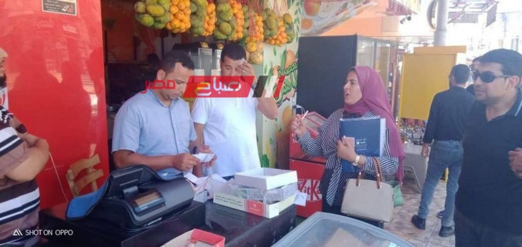حملة تموينية مكبرة تتفقد محلات المواد الغذائية في كفر سعد بدمياط