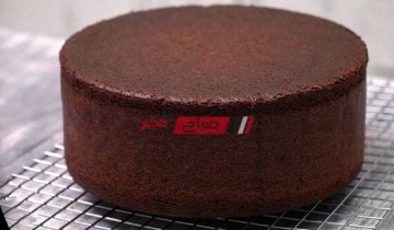 طريقة عمل الكيكة الإسفنجية بالشكولاتة مثل الجاهزة بطعم لذيذ وهش