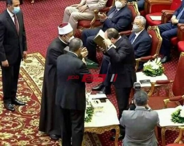 الطيب يهدي الرئيس السيسي نسخة فريدة من مصحف الأزهر إحتفالاً بالمولد النبوى الشريف