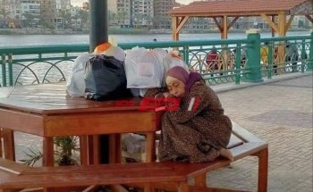 تضامن دمياط تتدخل لنقل سيدة بدون مأوى كانت تعيش على كورنيش النيل