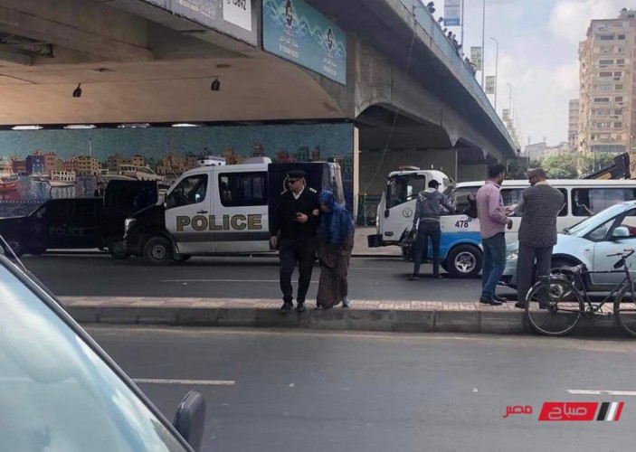 صورة ضابط شرطة يساعد عجوز في عبور الطريق بدمياط تتصدر فيس بوك