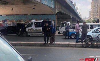 صورة ضابط شرطة يساعد عجوز في عبور الطريق بدمياط تتصدر فيس بوك