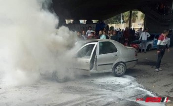النيران تلتهم سيارة بشكل مفاجئ أثناء توقفها اسفل كوبري دمياط العلوي دون اصابات