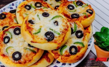 طريقة عمل ميني بيتزا بعجينة هشة ولذيذة وبمقادير مظبوطة وناجحة جداً