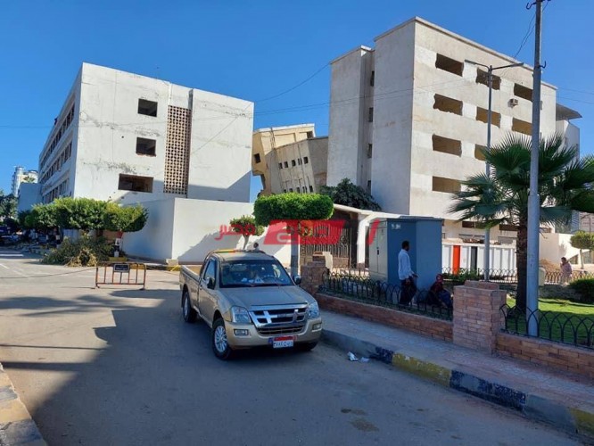 ميول في احدى مباني ديوان عام محافظة دمياط اثناء عمليات الهدم