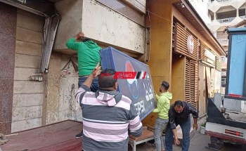 بالصور ازالة إعلانات مخالفة في حملة مكبرة بمدينة رأس البر