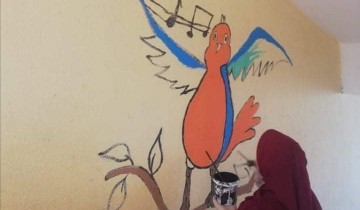 «أميمة حسين» رسامة البهجة والسعادة علي الجداريات ووجوه الطلاب