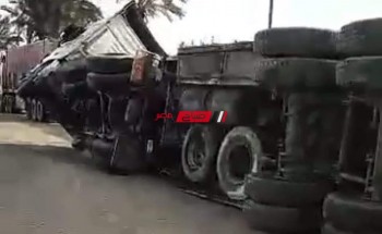 اصابة سائق في حادث انقلاب سيارة مقطورة على طريق ميناء دمياط