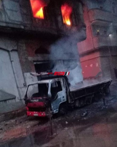 بالفيديو والصور خسائر بالملايين في حريق عقار وسيارات بالكامل في دمياط