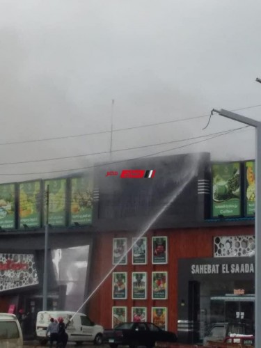 بالصور كواليس السيطرة على حريق نشب في سوبر ماركت شهير بدمياط