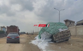 إنقلاب حمولة مقطورة على طريق رأس البر دون خسائر بشرية