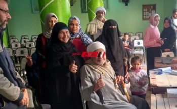 مواطن يبلغ من العمر 99 عام يتلقى لقاح فيروس كورونا في دمياط
