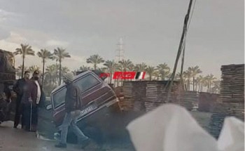سيارة ملاكي تصطدم بالحاجز الخرساني على طريق دمياط الجديدة دون اصابات