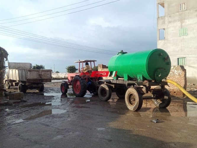 مع موجة الطقس السيئ… جهود متواصلة في دمياط لرفع تجمعات مياه الأمطار