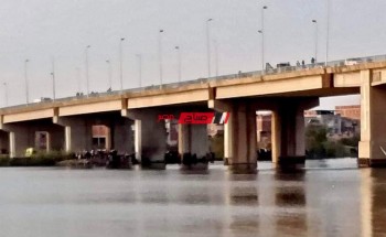 رفع سيارة نقل سقطت في نهر النيل من اعلى كوبري فارسكور بدمياط