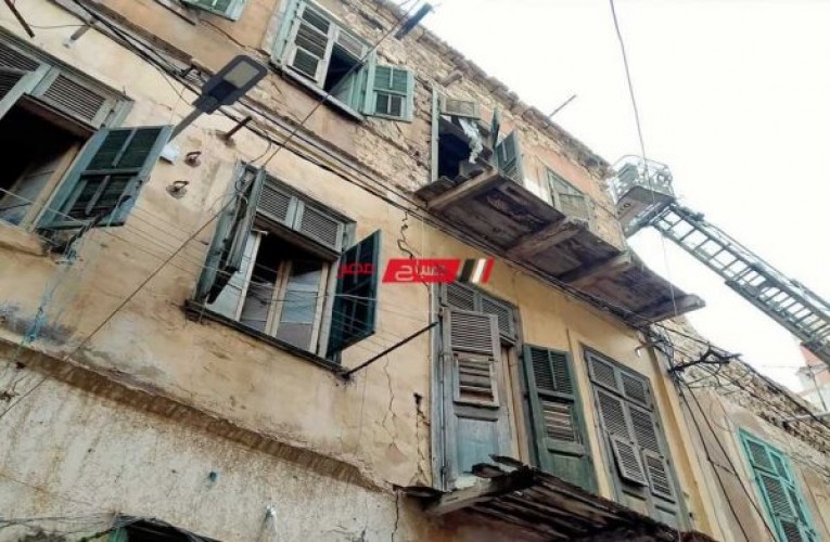اصابة مواطن في انهيار اجزاء من عقار بحي الجمرك في الإسكندرية