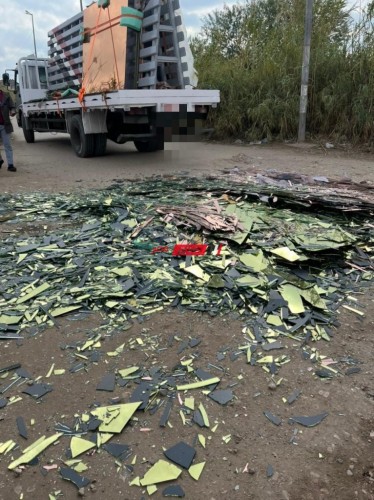 بالصورة سقوط حمولة زجاج من فوق سيارة نقل على طريق العنانية بدمياط
