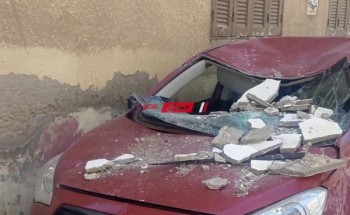 بالصور سقوط اجزاء من سقف عقار وتحطم سيارة في دمياط دون اصابات