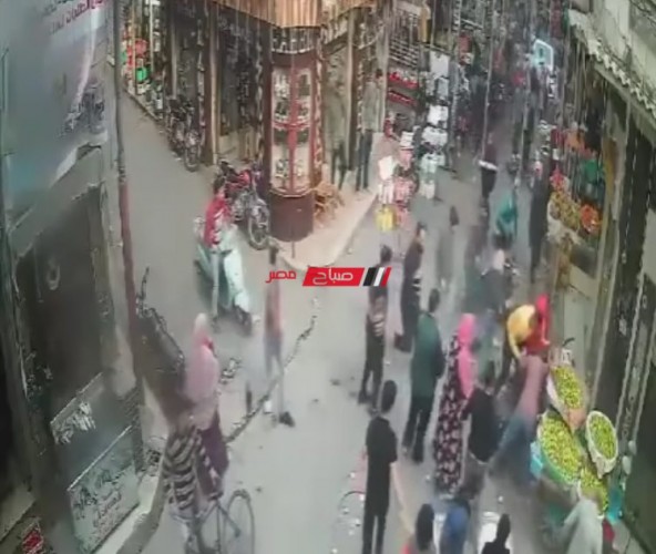 دراجة بخارية مسرعه تدهس 3 اشخاص بشارع الشرباصي في دمياط