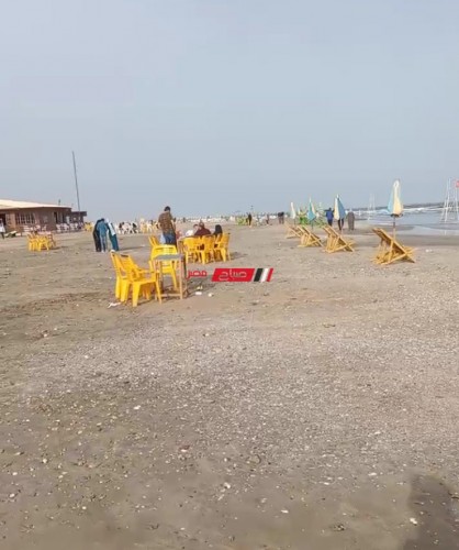 اقبال متوسط على شواطئ مدينة رأس البر في اول ايام عيد الفطر المبارك