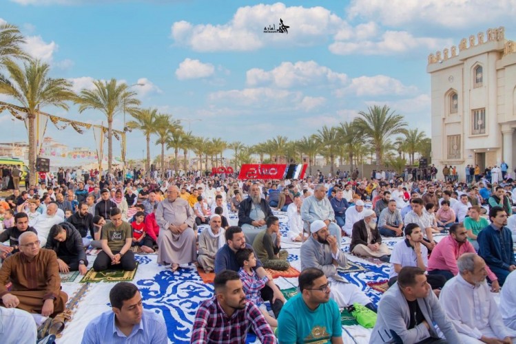 اقبال كبير على ساحة ميدان الساعه والحديقة المركزية في دمياط لاداء صلاة عيد الاضحى