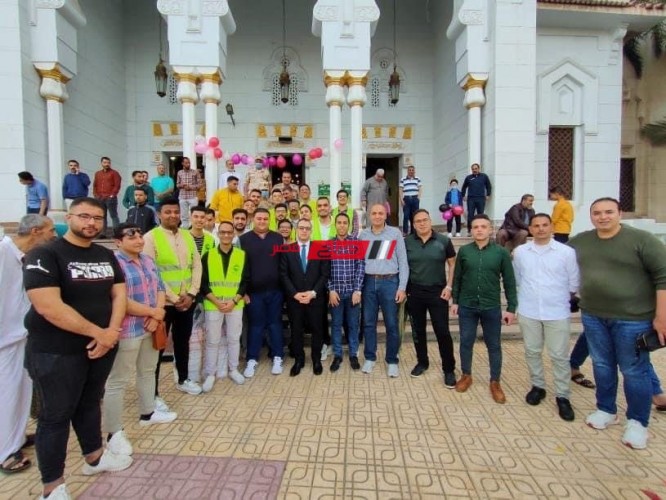 نائب محافظ دمياط يؤدي صلاة عيد الفطر المبارك بمشاركه الاهالي في مسجد البحر