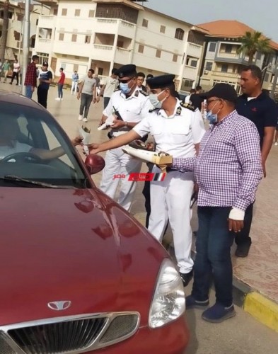 ضباط الشرطة يوزعون الزهور على المواطنين في رأس البر احتفالاً بالعيد