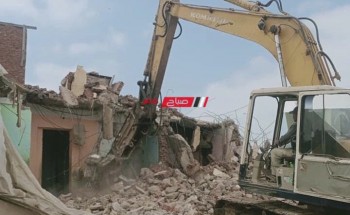 إزالة عقار يمثل خطورة داهمة بقرية شطا بدمياط على مساحة 250 متر
