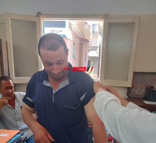 تطعيم العاملين بالوحدة المحلية بقرية سيف الدين في دمياط بالجرعه الثالثة ضد فيروس كورونا