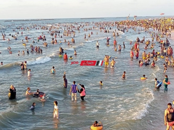 اقبال مستمر بعد العطلة الاسبوعية على شواطئ رأس البر بدمياط